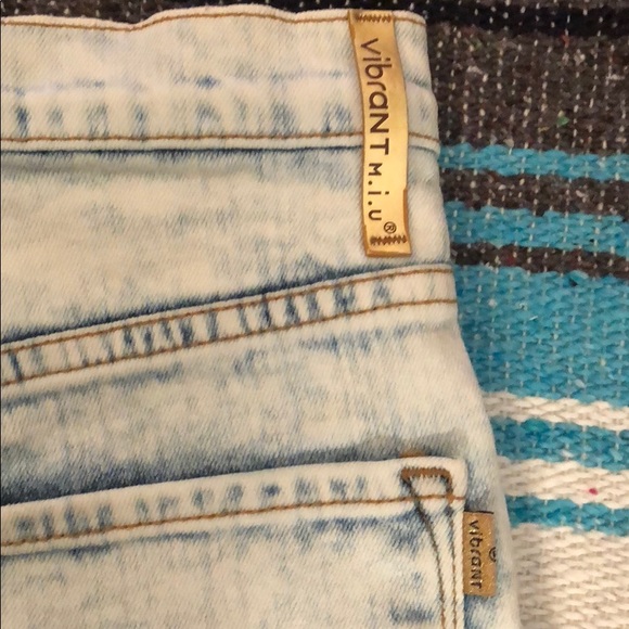 Vibrant M.I.U. High Waist Daisy Jean Shorts Small - Picture 3 of 6